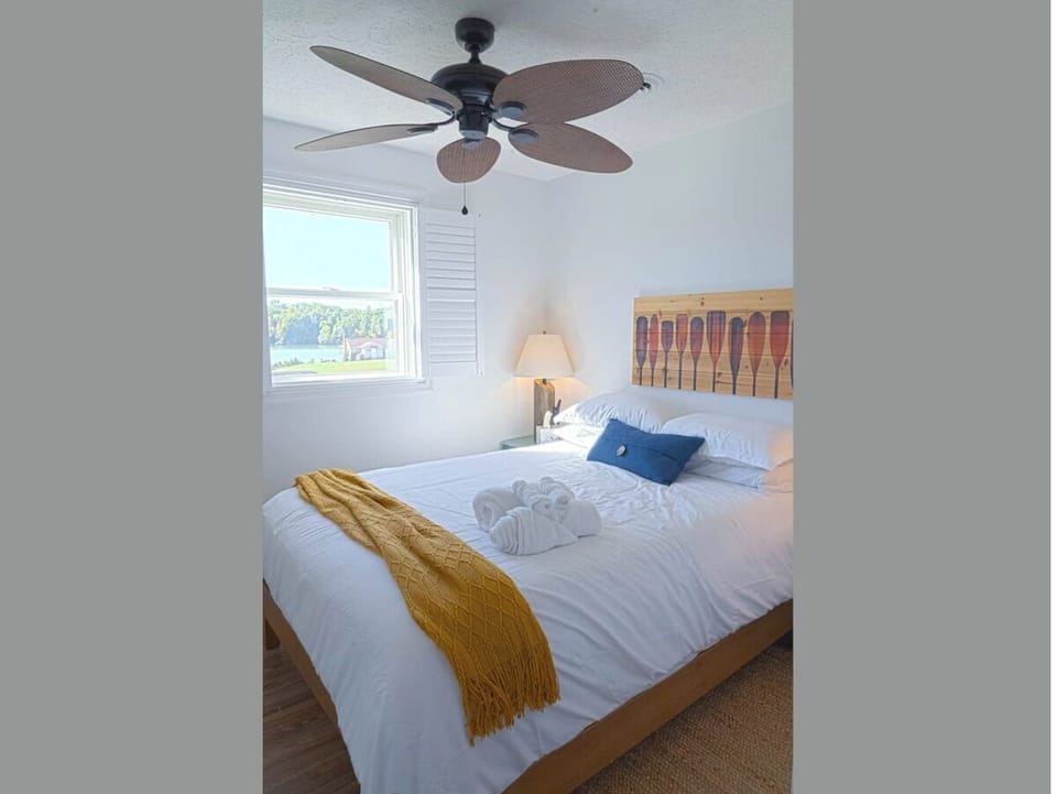Queen bedroom #1 with lake view
