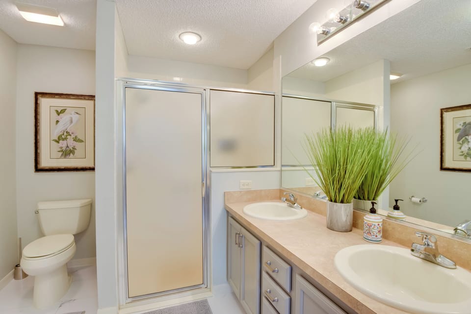 En-Suite Bathroom | Towels & Linens Provided