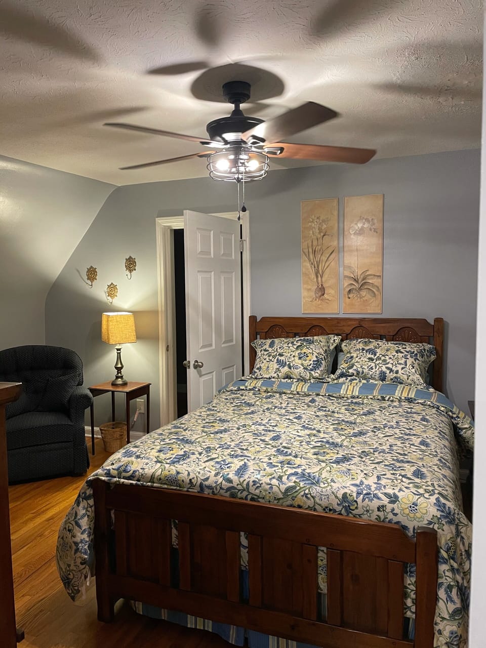 Master bedroom/queen size bed 