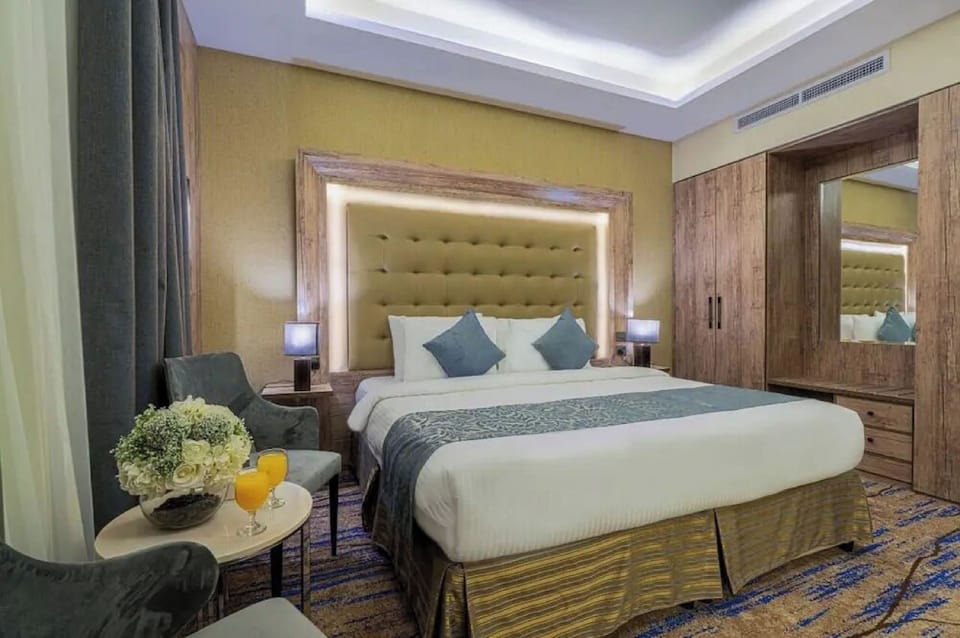 Premium bedding, minibar, desk, iron/ironing board