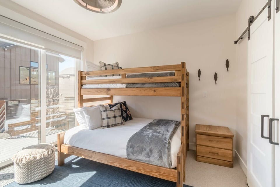 Lower level bunk bedroom with Twin over Full bunks