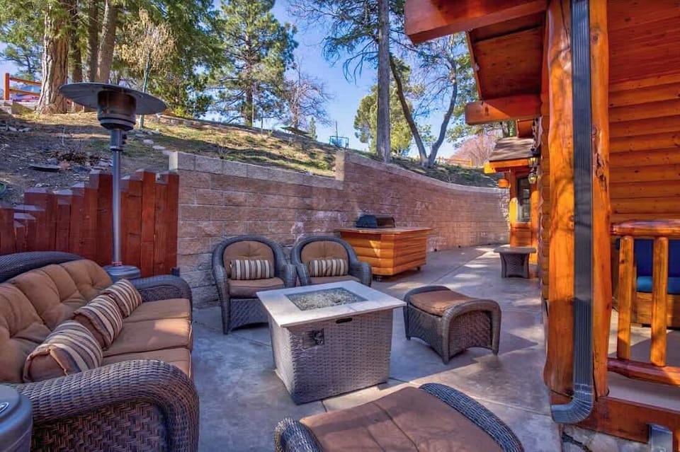 Outdoor lounge area. Propane grill and firepit. 