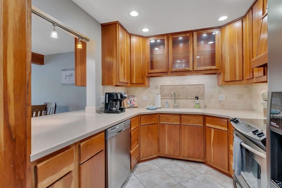 Beautiful and fully stocked Kitchen