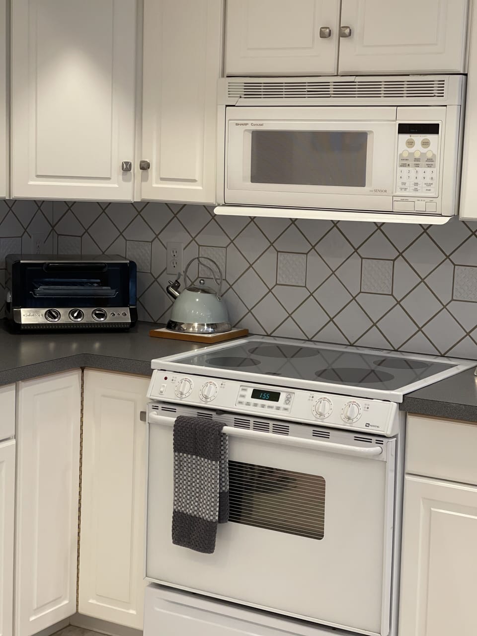 FULLY EQUIPPED KITCHEN. 

