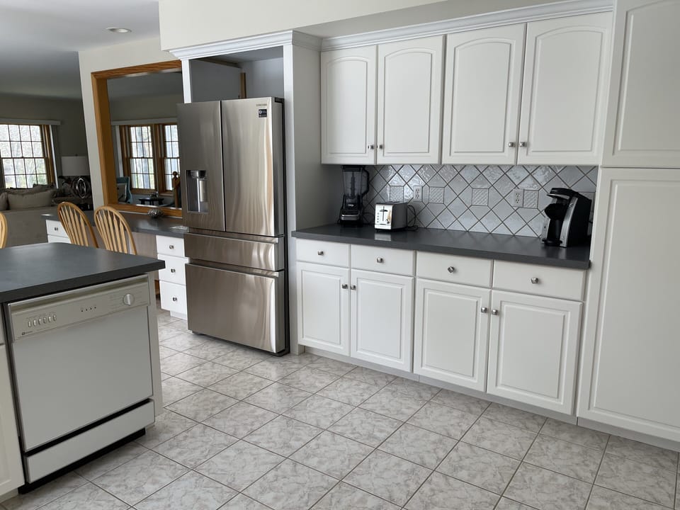 LARGE KITCHEN FOR FAMILY GATHERINGS. 