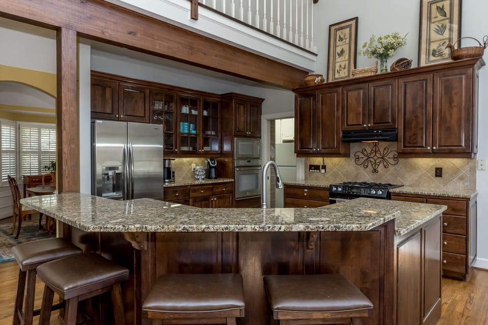 Kitchen with 2 ovens