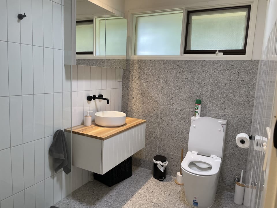 Main bathroom 