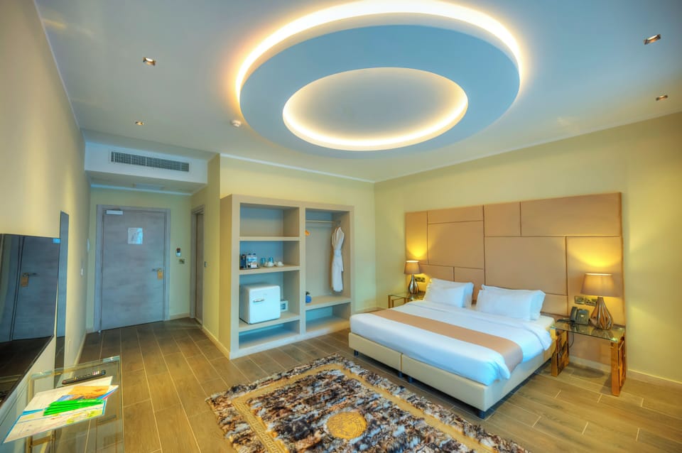 Studio Suite (Premium Suite with Plunge Pool) | In-room safe, desk, laptop workspace, blackout drapes