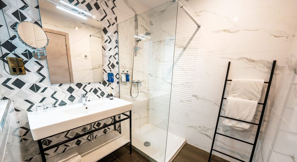 Studio Suite (Penthouse Suite) | Bathroom | Shower, free toiletries, hair dryer, towels