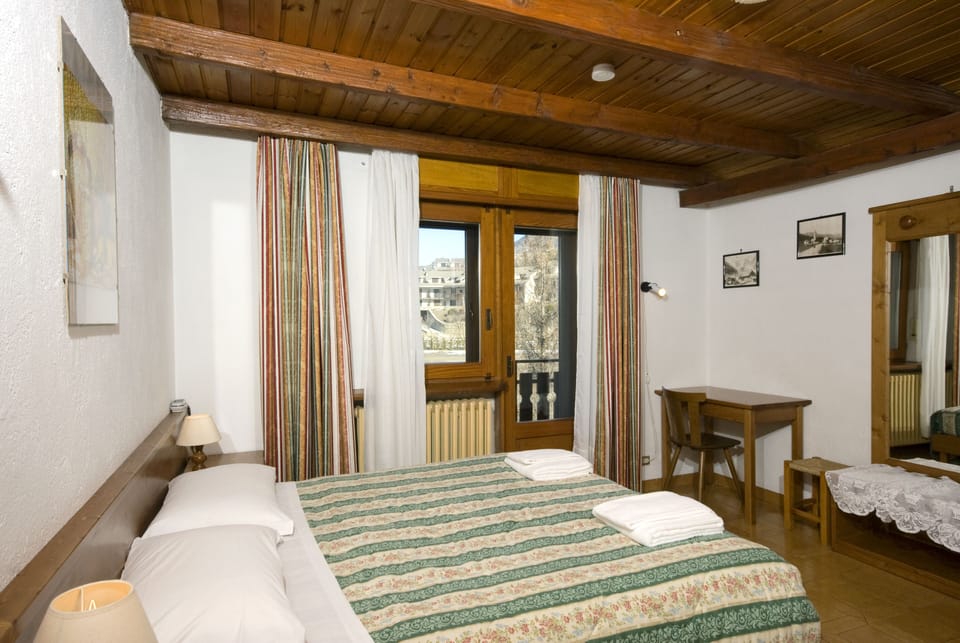 Camera doppia vista montagna | Blackout drapes, free WiFi, bed sheets
