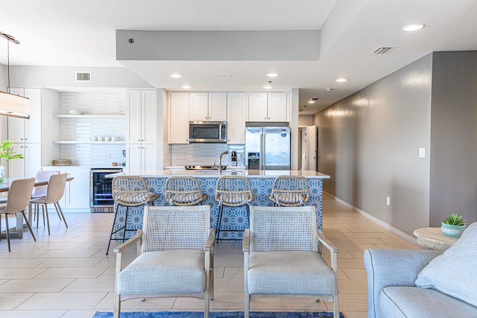 Kitchen and Breakfast Bar