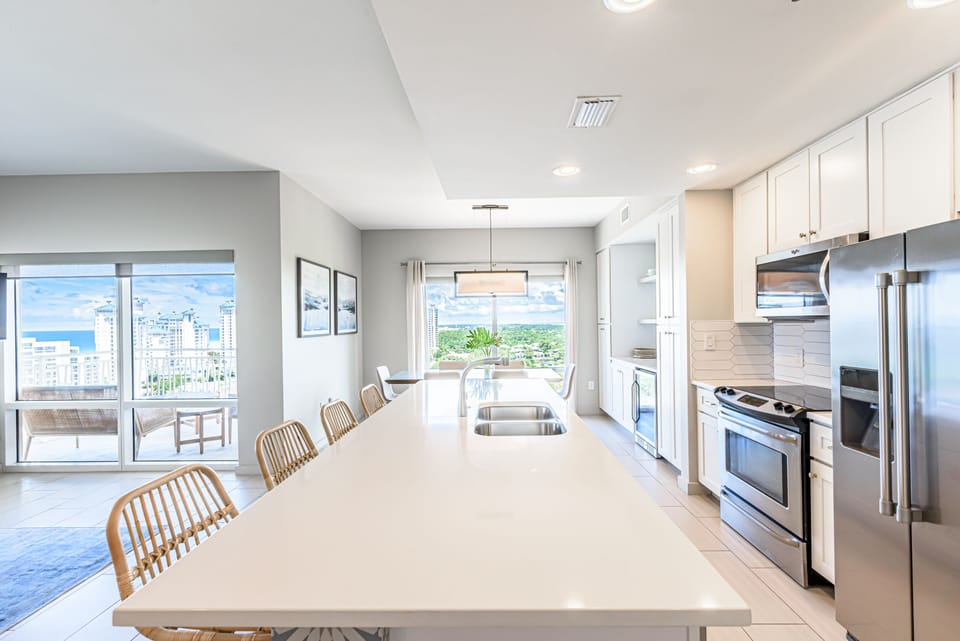 Kitchen and Breakfast Bar