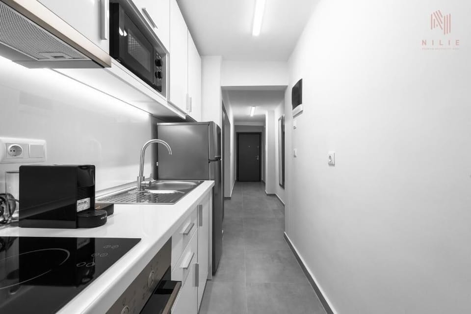 Deluxe Apartment | Private kitchen | Fridge, oven, stovetop, electric kettle