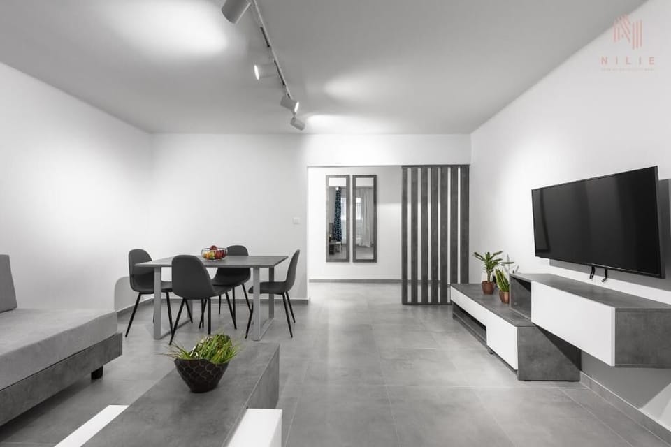 Deluxe Apartment | Living room | TV