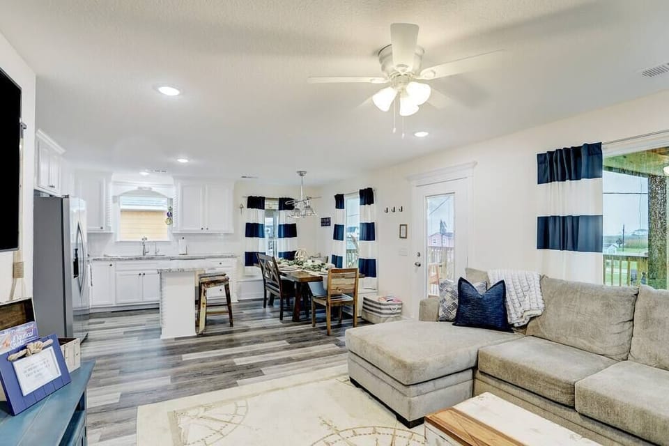 Another view of open living room and kitchen