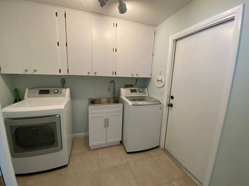 Full size laundry for your use.  Starter set of laundry pods included.