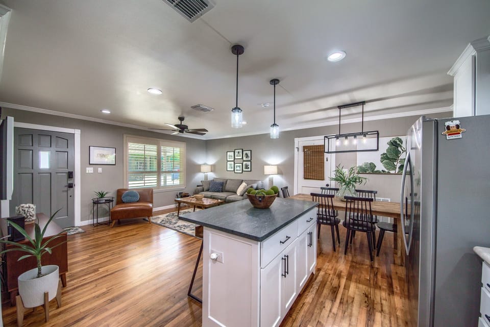 House, 3 Bedrooms | Private kitchen | Fridge, microwave, oven, stovetop