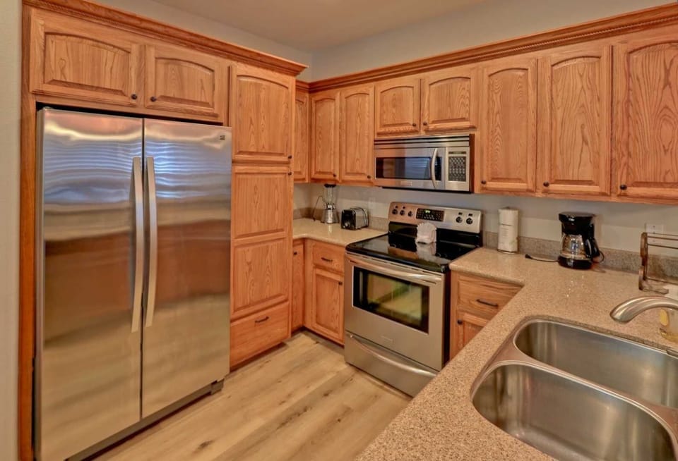 Condo, 3 Bedrooms | Private kitchen | Fridge, microwave, oven, stovetop