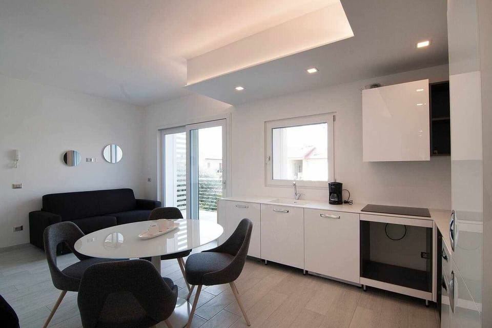 Kitchen or kitchenette,Dining area