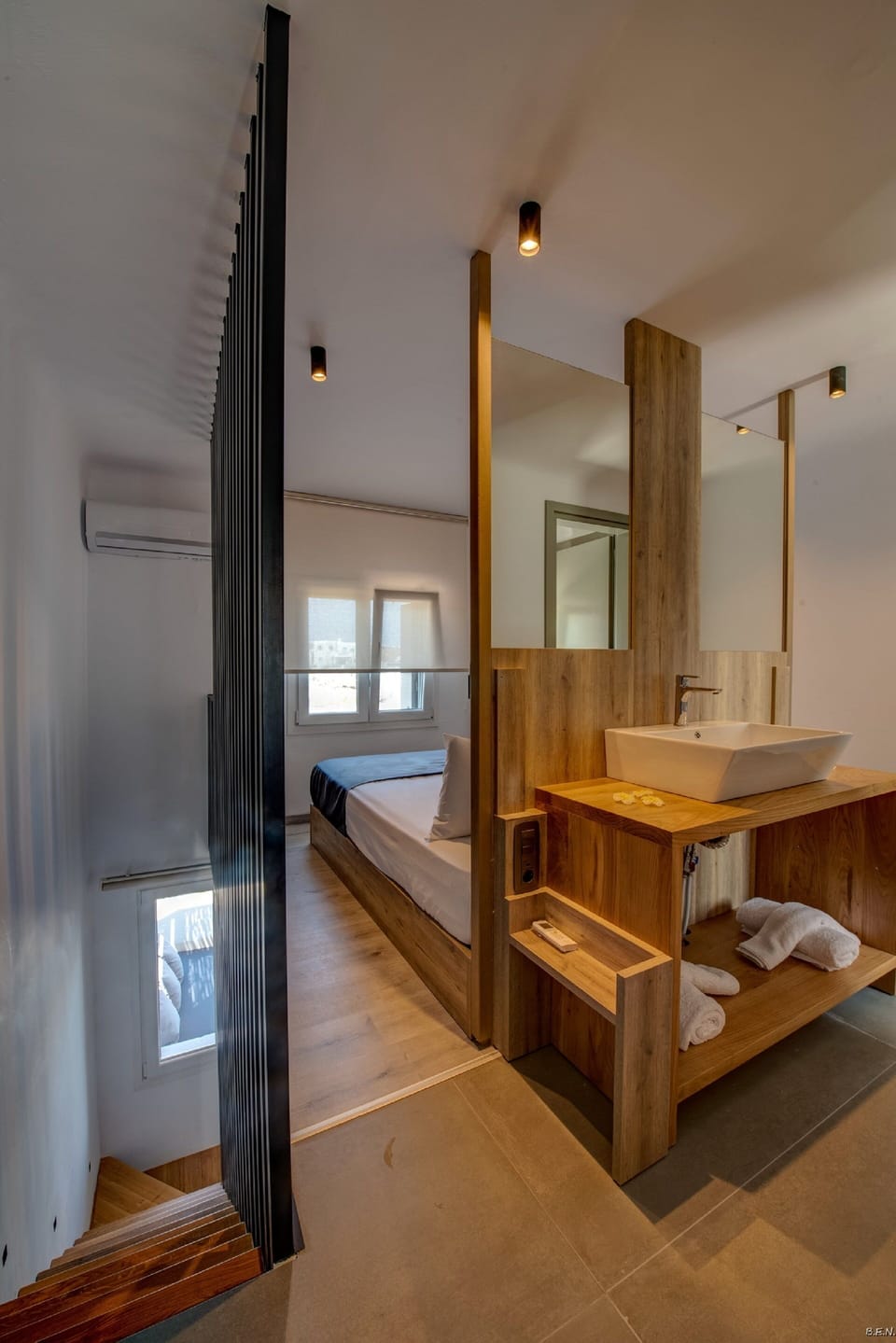 Combined shower/tub, rainfall showerhead, free toiletries, hair dryer