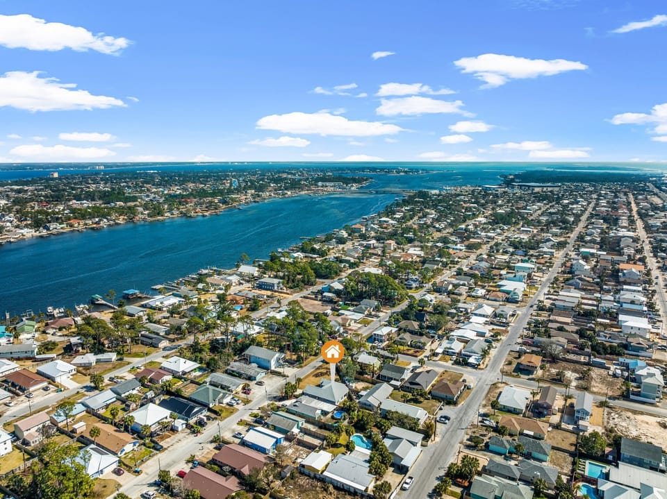 2 Blocks from the bay/boat ramp