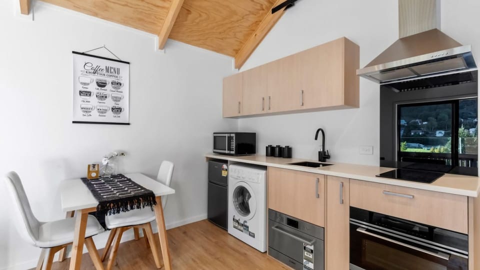 Kitchen & Dining