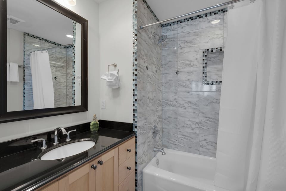 Double Queen Bath
