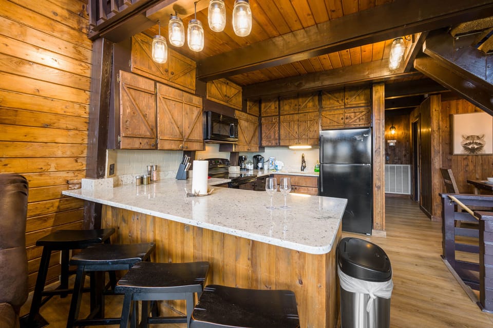 4 barstools on the large kitchen peninsula allow for more eating space!