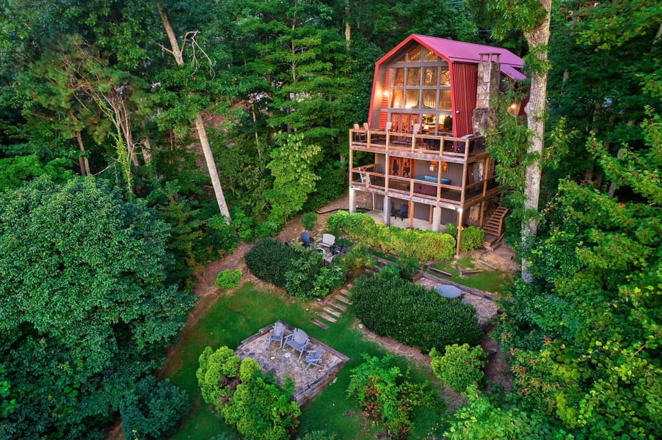 Private cabin with 3 large decks, stunning views and large backyard with firepit