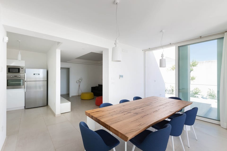 Full-size fridge, microwave, oven, dishwasher
