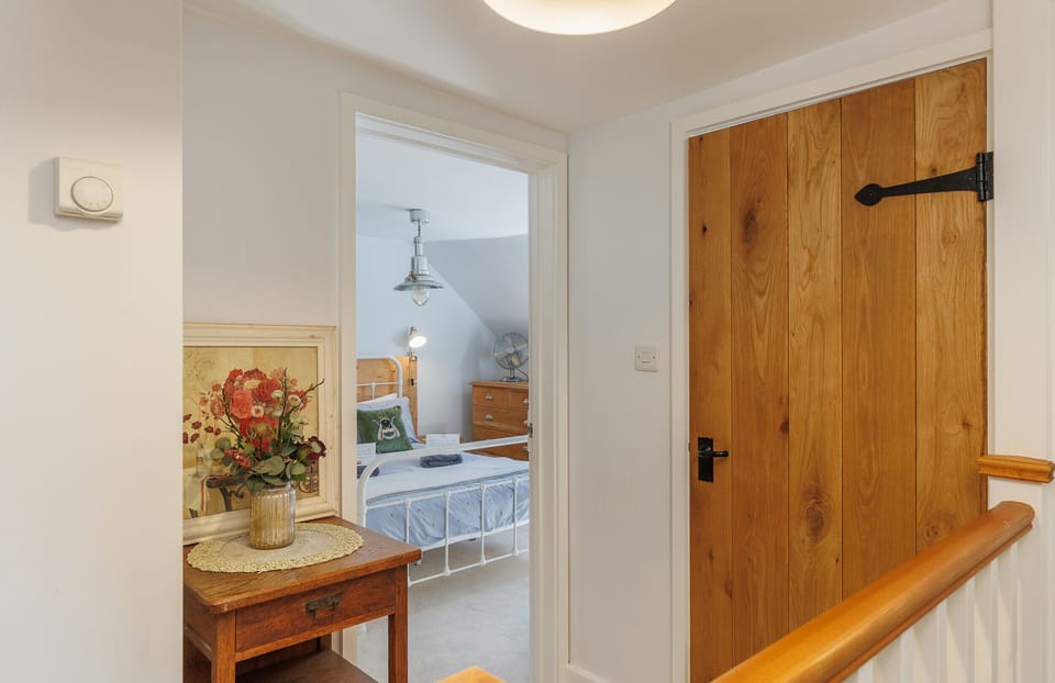 A comfortable and characterful bedroom at 1 Apse Castle Cottages, offering a peaceful retreat after days exploring Shanklin and the Isle of Wight. A welcoming space for summer holidays on the Isle of Wight.