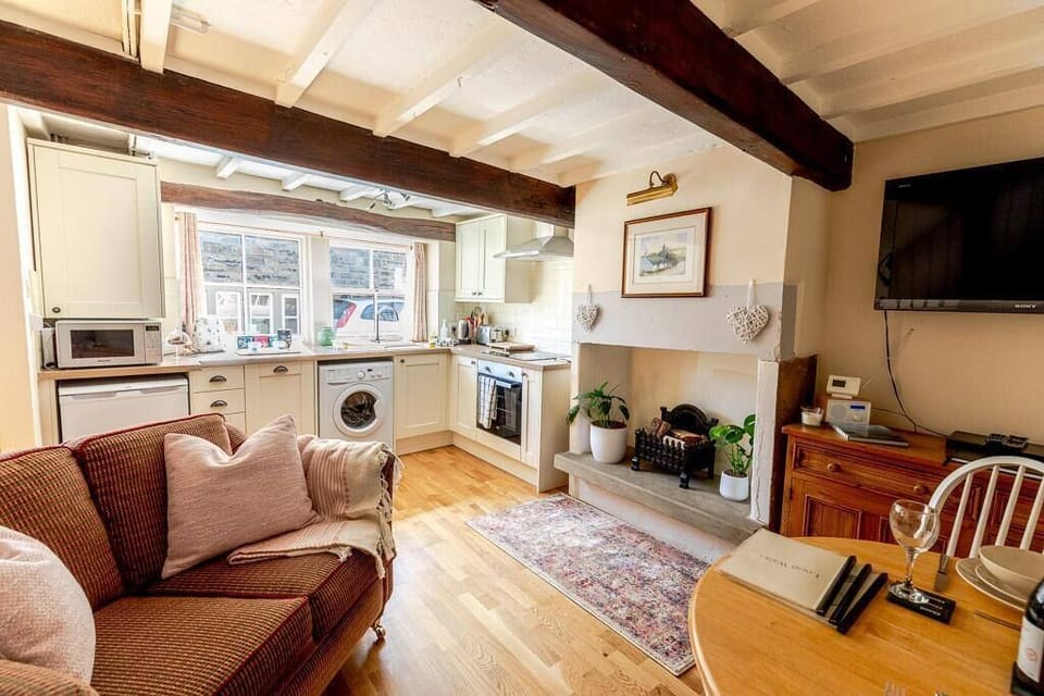Comfortable living/dining area 