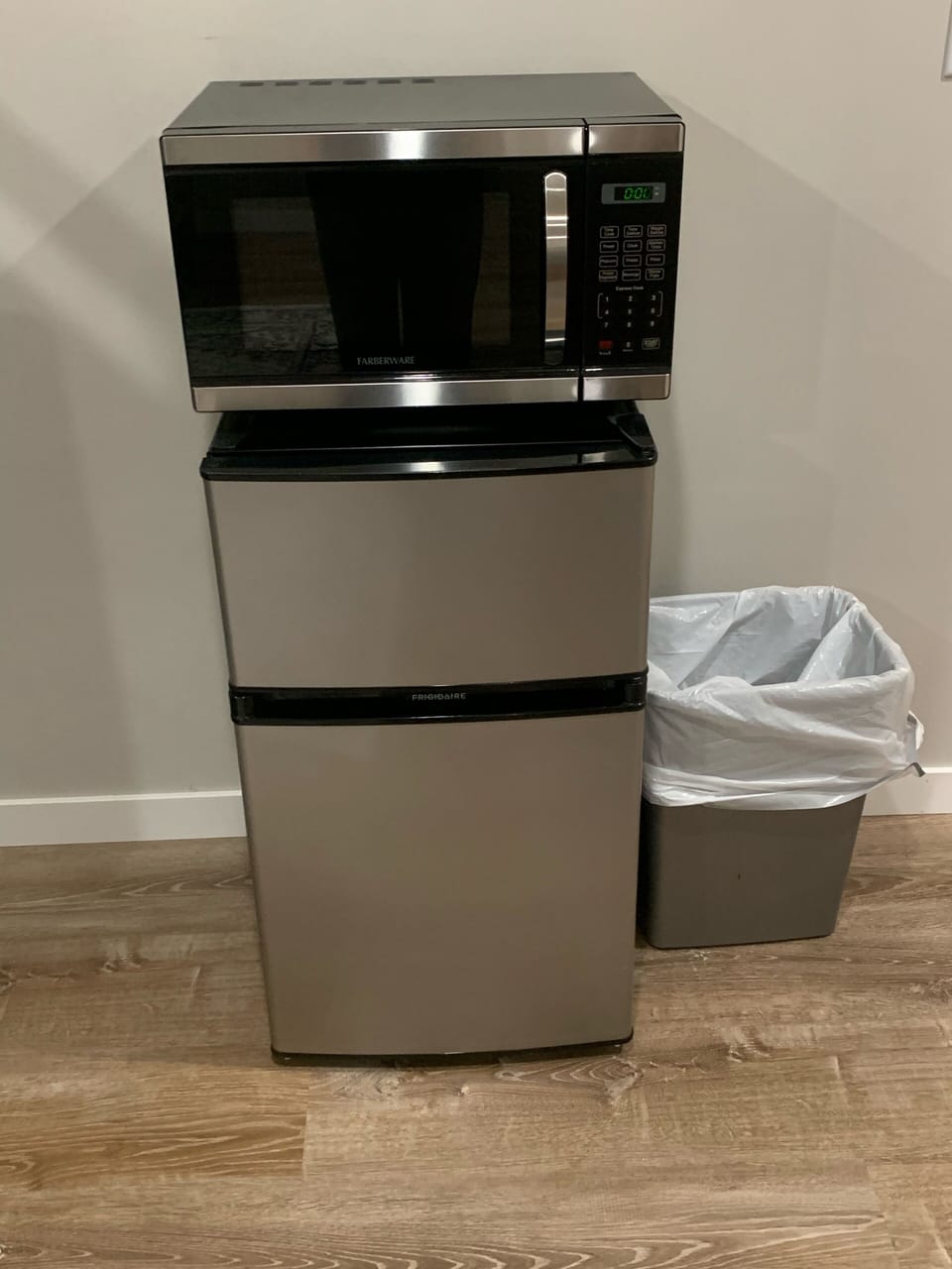 Microwave & Mini Frig. in  bunk room area.  Perfect for the kids or fisherman!