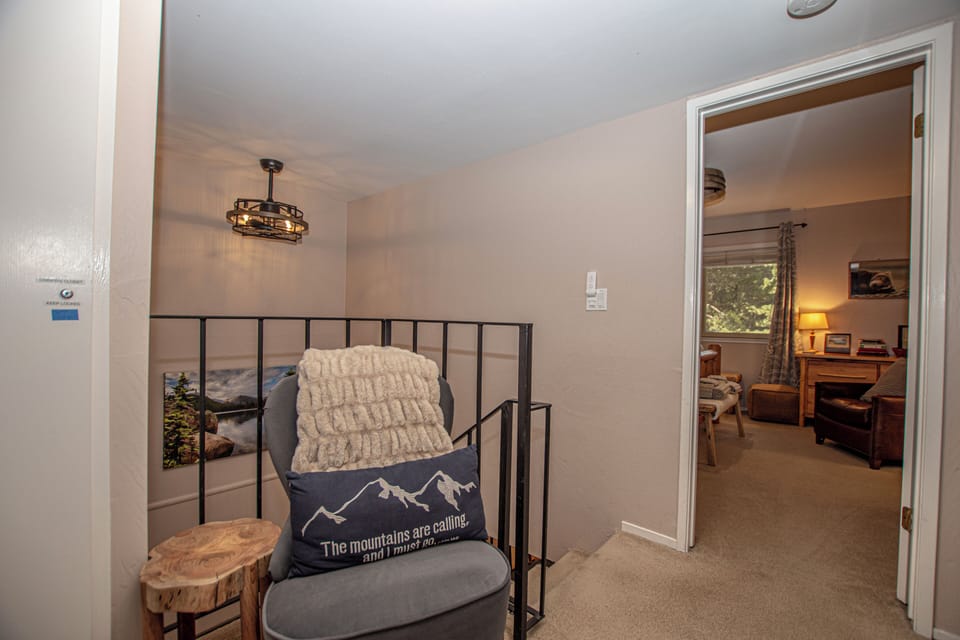 Lake Forest 114 - Upstairs Landing