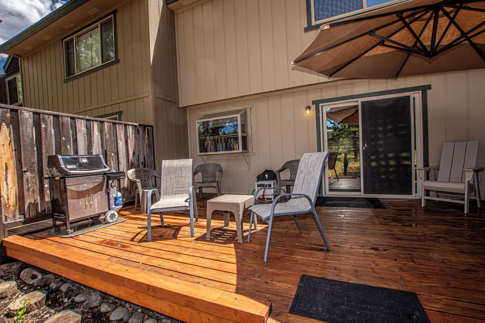 Lake Forest 114 - Deck BBQ