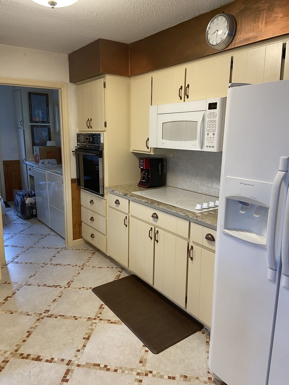 Oven, cooktop, and microwave 