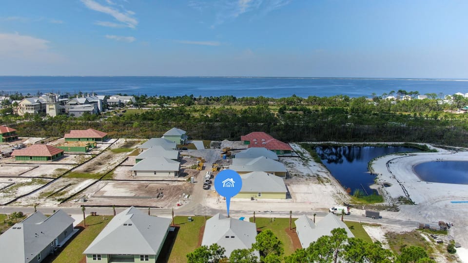 Only 1 block from the town center and 2 blocks from the beach.