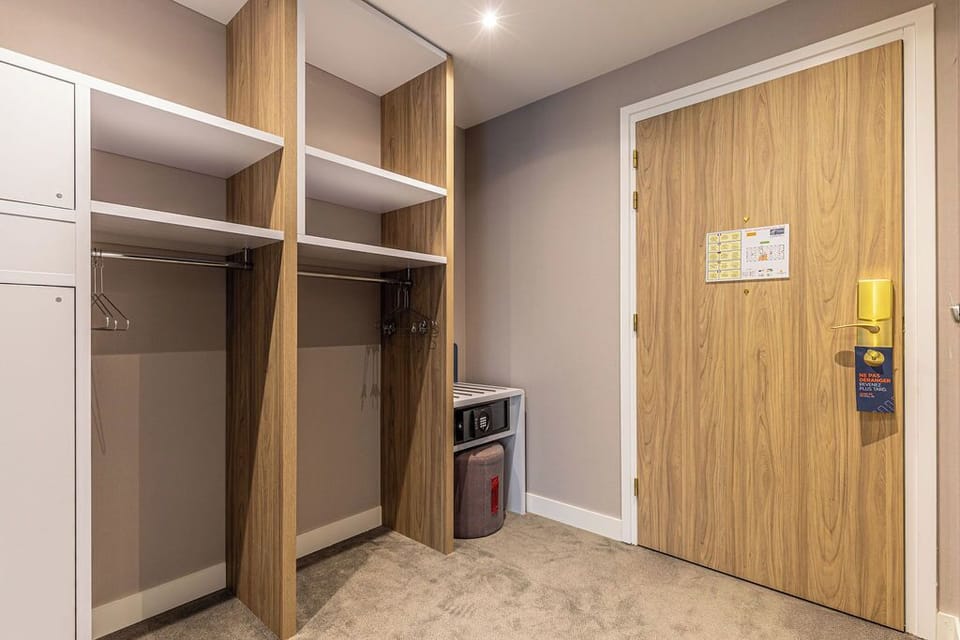 Standard Room, 1 Queen Bed, Accessible (Free Breakfast) | In-room safe, soundproofing, iron/ironing board, free cribs/infant beds