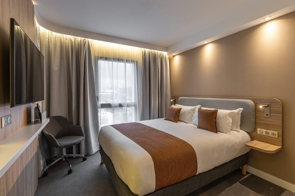 In-room safe, soundproofing, iron/ironing board, free cribs/infant beds