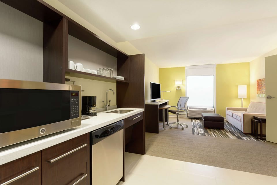 Studio, 1 King Bed, Accessible | Pillowtop beds, desk, blackout drapes, free cribs/infant beds