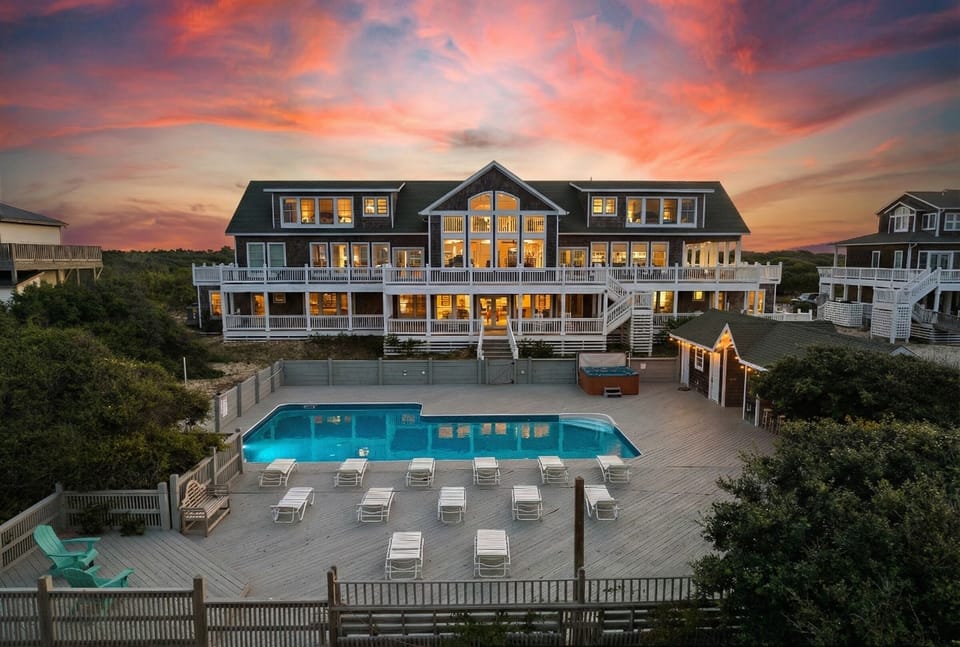 Oceanfront Estate — The Mark Twain at Sunset, 18BR on 3 Private Acres, Corolla 4x4 Beach, Private Pool & Hot Tub, Sleeps 40