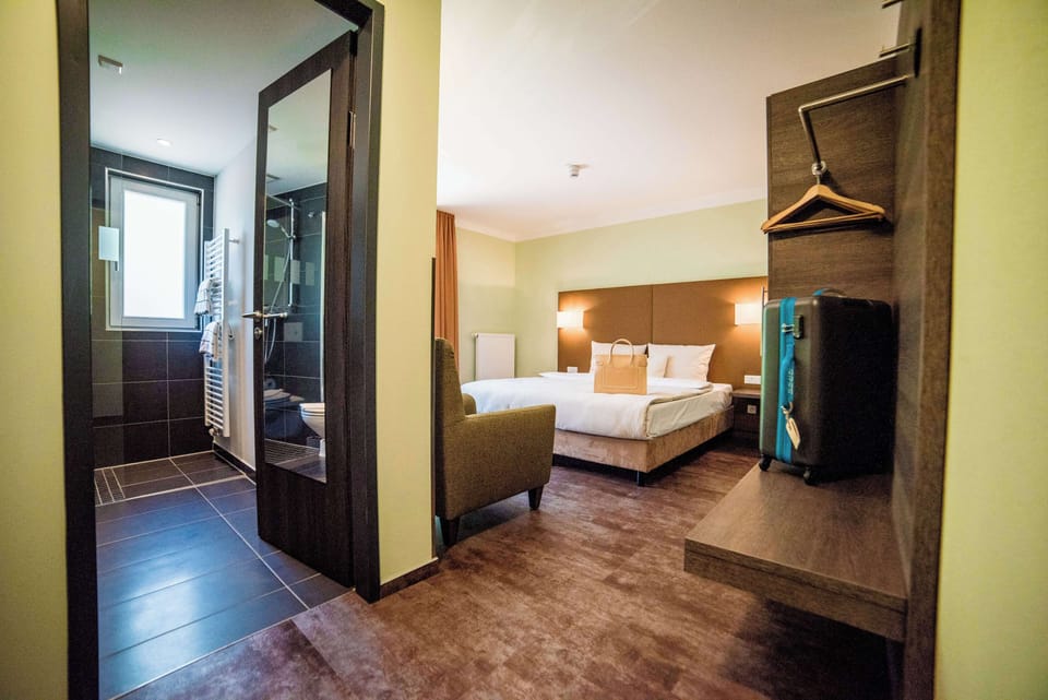 Business Room, 1 King Bed | Premium bedding, in-room safe, desk, soundproofing