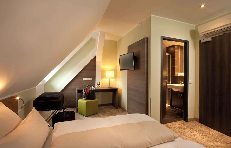 Premium bedding, in-room safe, desk, soundproofing
