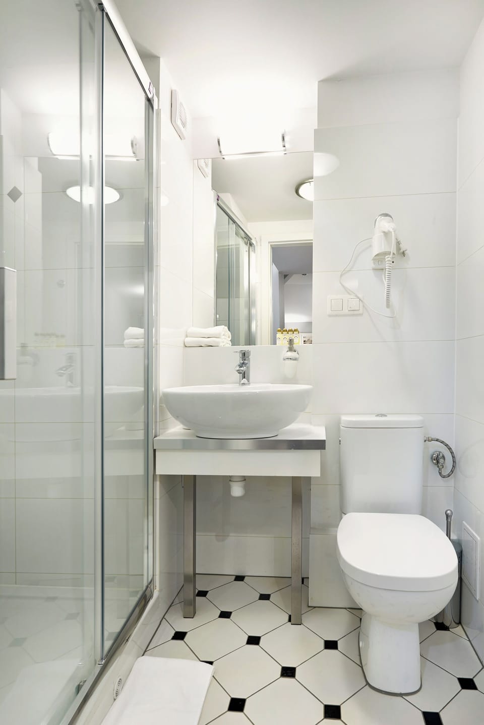 Design Studio Suite, 1 Bedroom, Mezzanine | Bathroom | Free toiletries, hair dryer, towels, soap