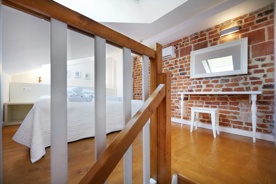 Design Studio Suite, 1 Bedroom, Mezzanine | Premium bedding, in-room safe, desk, laptop workspace