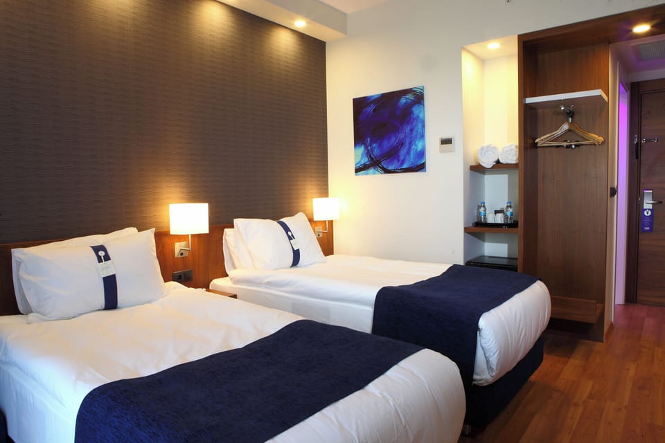 Standard Room, 2 Twin Beds (Free Breakfast) | Minibar, in-room safe, desk, soundproofing
