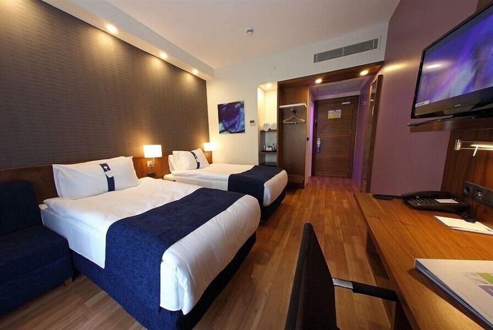 Standard Room, 2 Twin Beds (Free Breakfast) | Minibar, in-room safe, desk, soundproofing