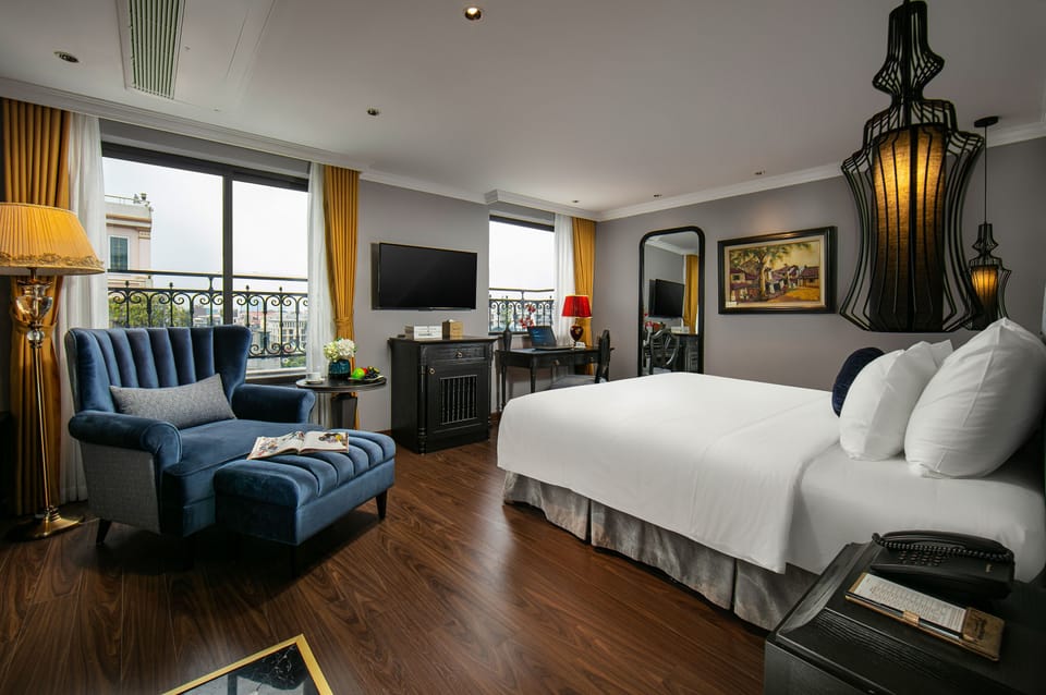 Executive Double Room, 1 King Bed, City View | Minibar, in-room safe, desk, soundproofing