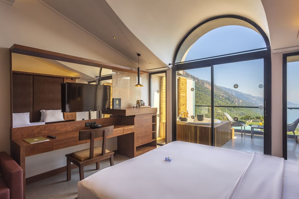 Deluxe Room, Sea View | Minibar, in-room safe, free WiFi, wheelchair access