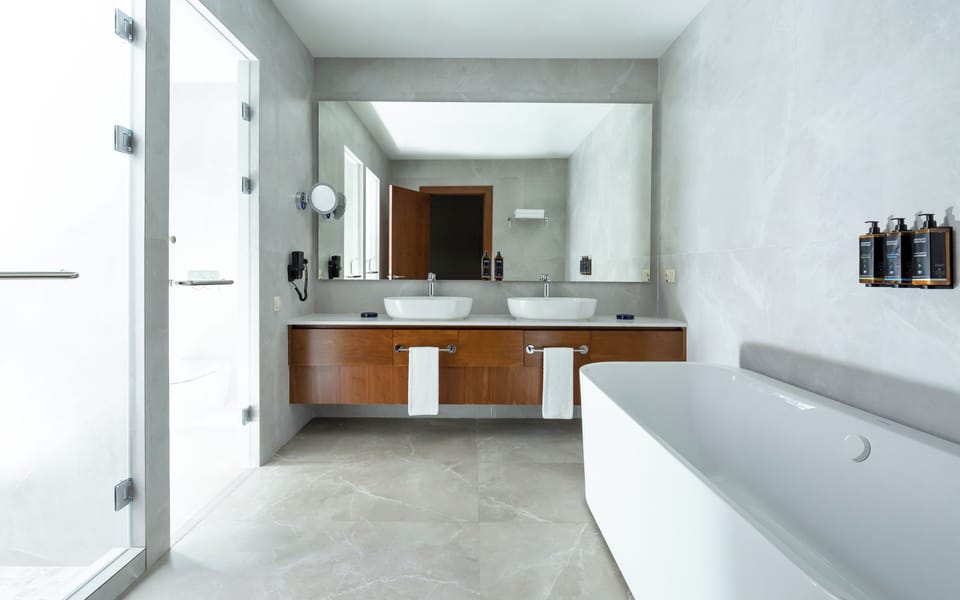 Suite | In-room safe, desk, laptop workspace, blackout drapes